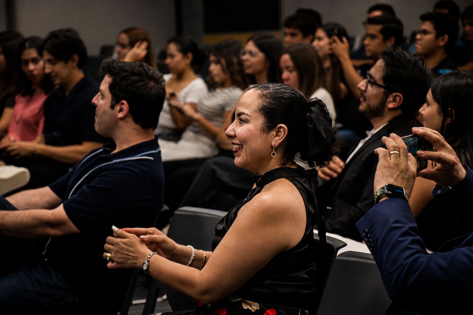 Público reaccionando con emoción y risas en una conferencia