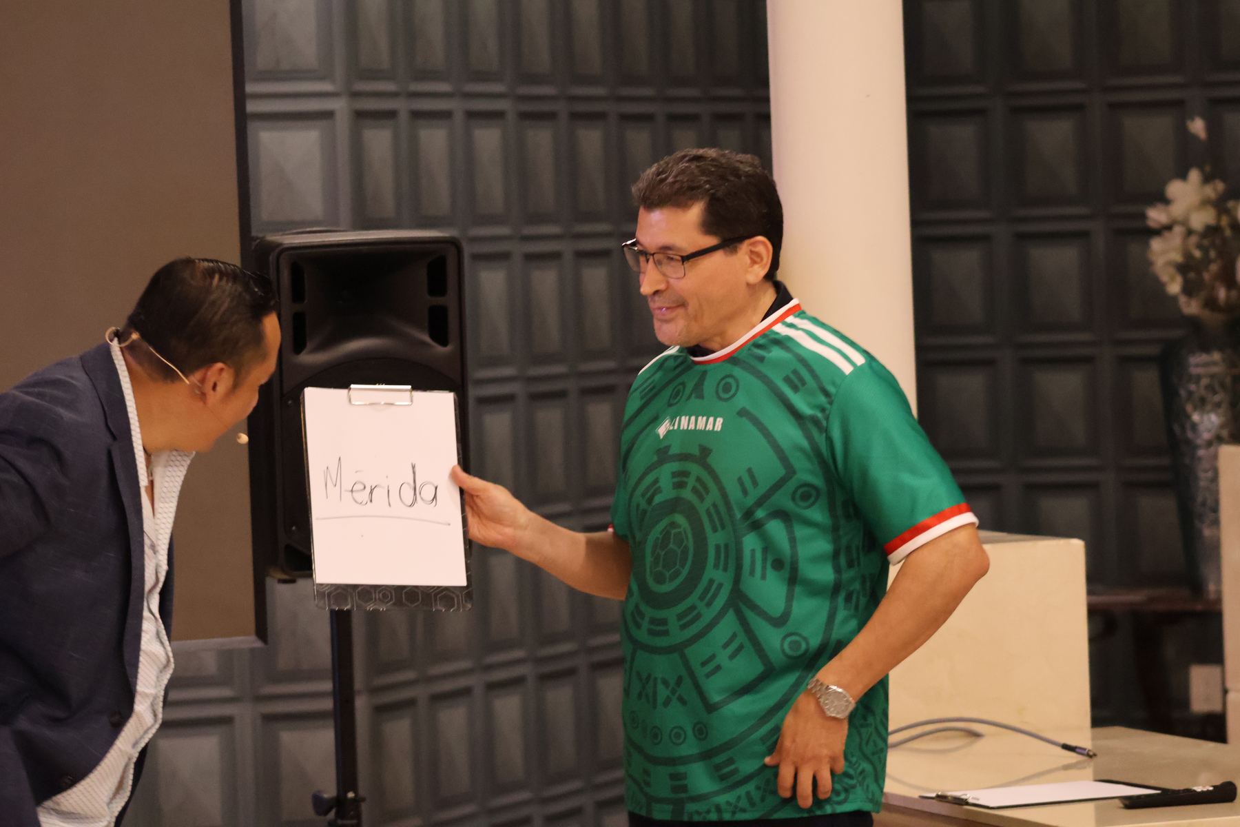 Un participante muestra la palabra que escribió, que coincide con la predicción