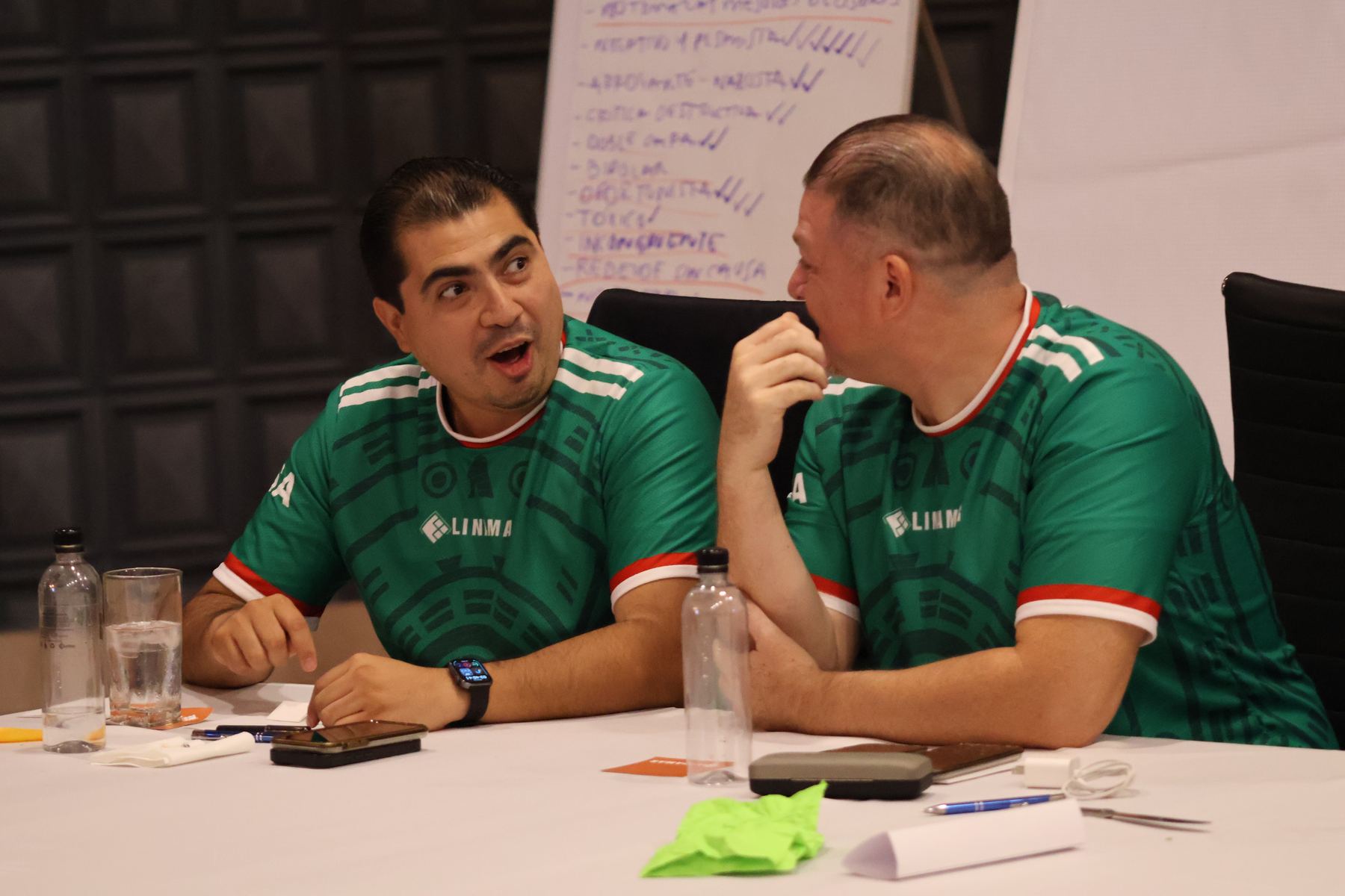 Dos asistentes reaccionan con sorpresa