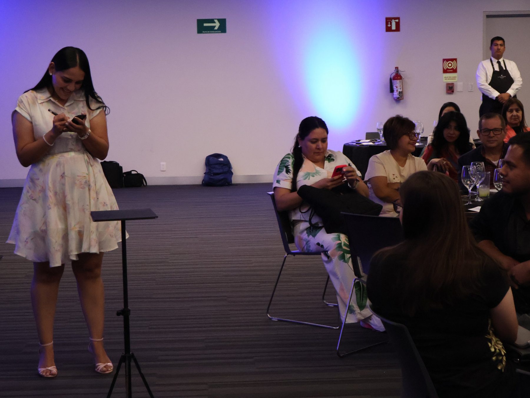 Ale Estrello entre las mesas mientras el salón ríe